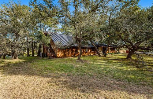 Hill country gem with private pool, deck, firepit, Ping-Pong, foosball, & WiFi - Photo 57