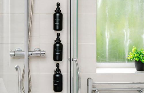 Bright 4BR Home with Garden with Free Parking and Sleeps up to 9 - Foto 12