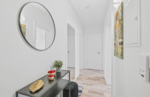 BAT Home Solutions Saarburg Altstadt - alles was ein Hotel nicht bietet - 3 Apartments 45 bis 75 qm für bis zu 12 Personen - direkt unter der Burg - 2 Min zur Altstadt - Weinbergblick, Heimkino und E-Ladesäulen - Foto 12