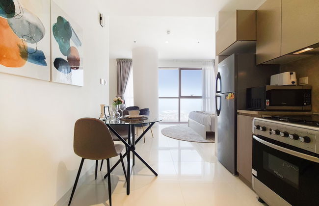 GreenFuture - Luxe Studio In Trade Center With Downtown Views - Photo 2