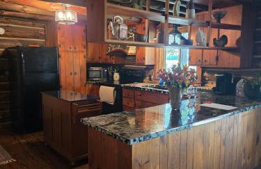 Charming Country Cabin- Cozy, Scenic View, HOT TUB, near CMAC - Foto 11