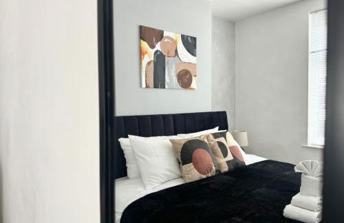 Central 4 Bed Home, FreeParking, 5TVs, Superfast WiFi - Photo 6