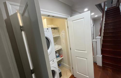 Classy Victorian Brownstone Subway Shopping - Photo 49