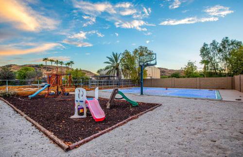 Group Getaway with Pool and Putting Green in Glendale - Foto 41