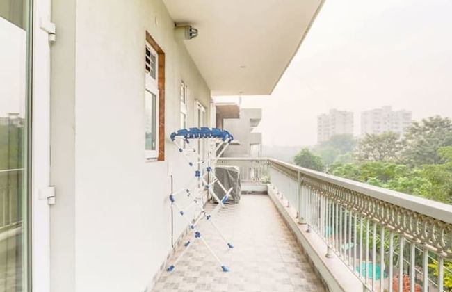 Modern City Retreat 2bhk Paras Fortis Balcony - Photo 8