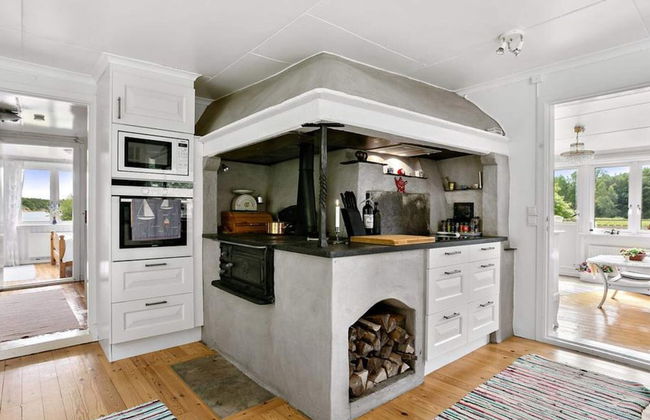 Seaside Cottage With Balcony and Grill - Photo 6