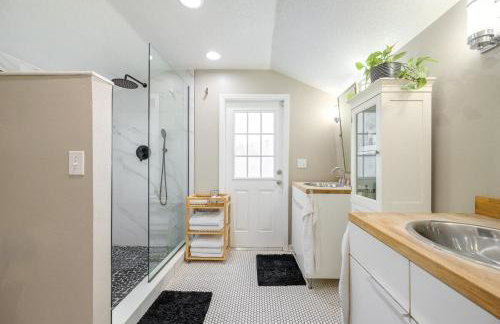 Charming 3BR Home Near DT with King Bed and Fire Pit - Foto 14