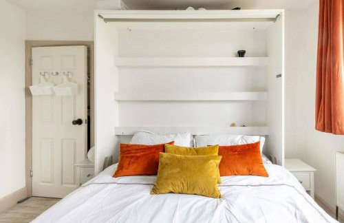 Bright & Stylish 4-Bed Home in the Heart of Morden - Photo 5