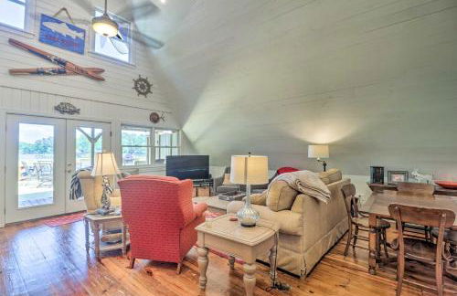 Lake Martin Cabin with Luxury Dock and Kayaks! - Foto 6