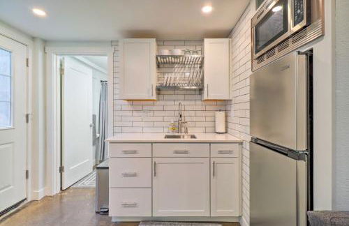 Ski and Hike Cozy Dtwn Reno Studio with Fireplace - Foto 7