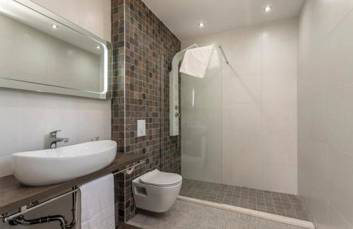 Luxe villa with pool, jacuzzi, and sauna - Foto 62