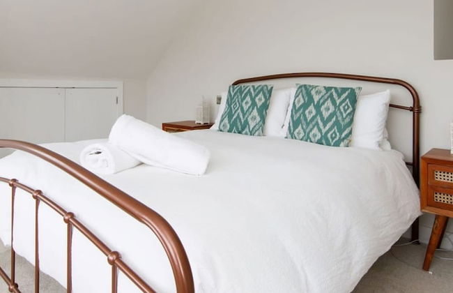 Mariners Stylish Beachside Getaway With Sea Views - Photo 33