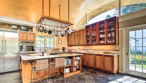 Lovely Brookfield Home with Private Deck and Views - Foto 2