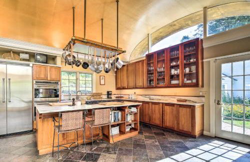 Lovely Brookfield Home with Private Deck and Views - Foto 2