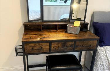 2 Bedroom-House-Sleeps 5 In Front Horley Station -Near Gatwick Airport - Foto 12