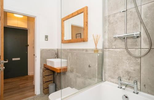 2BD Loft Style Apt - Edinburgh - Free Parking - Pass the Keys - Foto 53