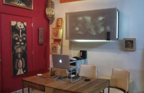 SPACE CASTLE: a 1950s Gas Station transformed into an Art Themed Wonderland - Foto 12