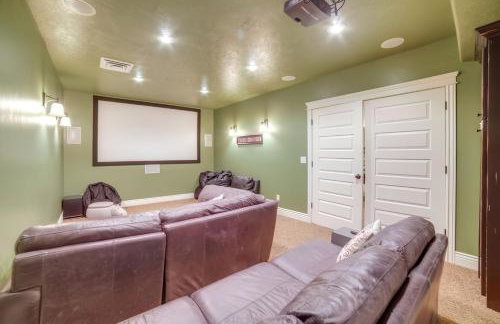 Rigby Gem with Hot Tub Theater Game Room Grill - Foto 33