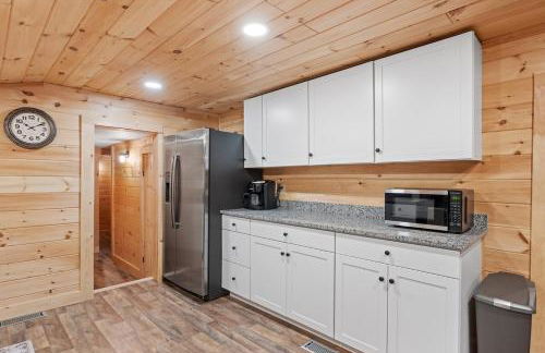 Riverfront Retreat in the White Mountains - 3BR Cozy Escape Near Ski & Hike - Foto 24