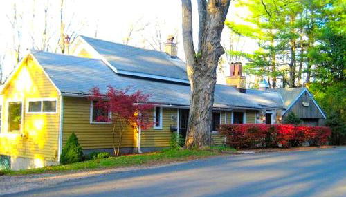 Luxurious Riverfront Cottage with a Hot Tub and a Fireplace near the Twin Lakes, Connecticut - Foto 4