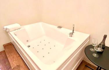Pantheon Luxury Jacuzzi Apartment - Photo 1