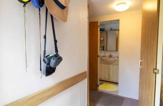 1 Bed Caravan Sleeps 2 -Dog Welcome -Free Parking - Photo 9