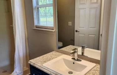 Quaint Cottage with Covered Dock on the Pond and Walking Trails in Georgia - Foto 4