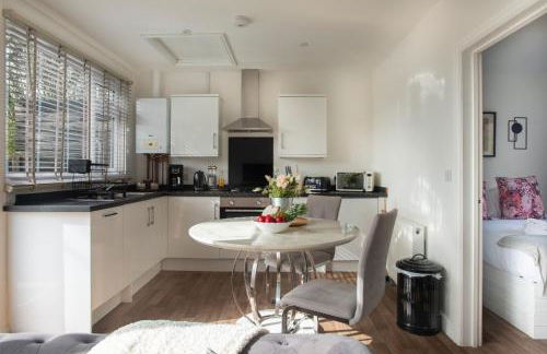 Stillness Cottage - Secluded Hut with a Private Hot Tub - Photo 2