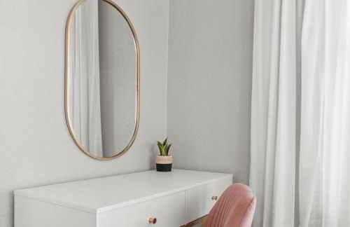 Urban Flamingo Retreat Modern Meets Tropical in this Beautiful, Updated Pet Friendly 3BD Pool Home with Outdoor Living Space - Foto 31