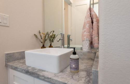 15mi to FIFA l Walkable l Gym l Garage l Heights! - Foto 15