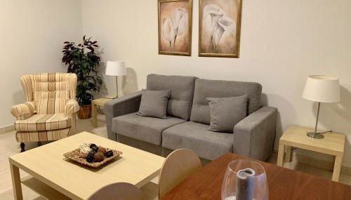 Céntrico, parking privado, al lado estación tren - Foto 3