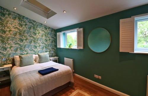 Spacious 5-Bedroom Home with Large Garden in Egham - Foto 6