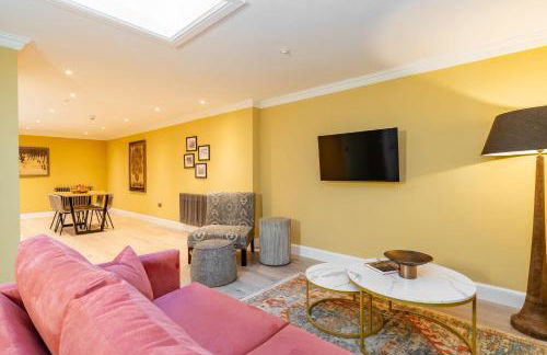 Dragon Suites Luxury Apartments at Rutland Square - Photo 32