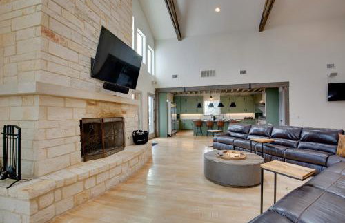 Game Room, Fireplaces, On-Site Lake! Kaufman Home - Foto 4