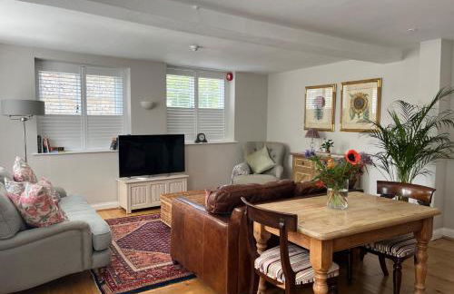 Stylish 1-bed Cottage Escape in Piddlehinton - Photo 2