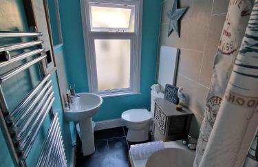 MIDSHIPS A HOLIDAY HOME IN DARTMOUTH SLEEPS UPTO 6 PEOPLE ,PET FRIENDLY , 10 MINUTES WALK TO Town CENTRE WITH PARKING included - Foto 2