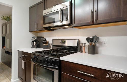 1BR 1BA Pet Friendly Condo w Pool, Gym, Walk to SoCo and Lake by Austin Vacay - Foto 11