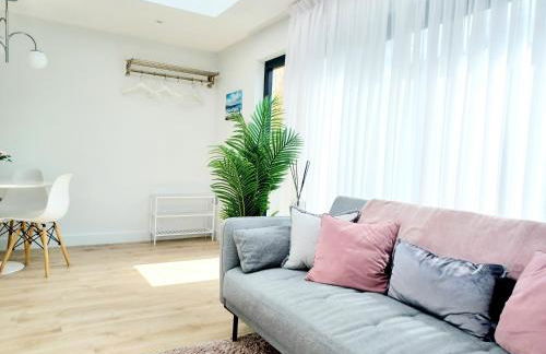 'The Limes' - Air-Con Two Double Bedroom Holiday House with Private Garden - Foto 6