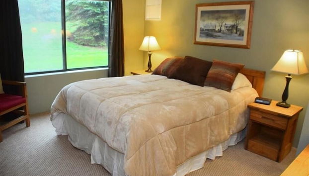 Seven Springs 3 BR Condo, walk to slopes! by RedAwning - Foto 2, Habitación