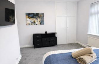 Bright Haven 6 Mins to Airport with Driveway & Garden Sleeps 7 - Foto 16