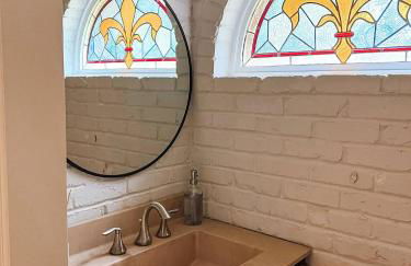 2 Blocks to riverfront | 48" Firepit | Turf Yard - Foto 22