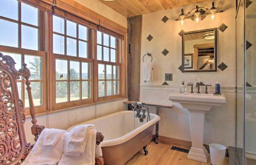 Timeless Red Sox Retreat with Scenic Mountain Views! - Foto 18