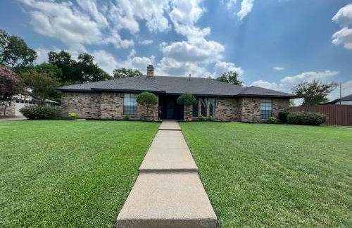 Designer Single Story 4 bed 3 bath home in mid-century style with big backyard and garage - Foto 32