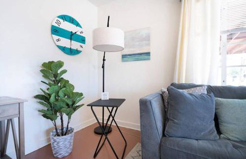 Cali 2BR Getaway Firepit, Yard & Spring Charm - Foto 26