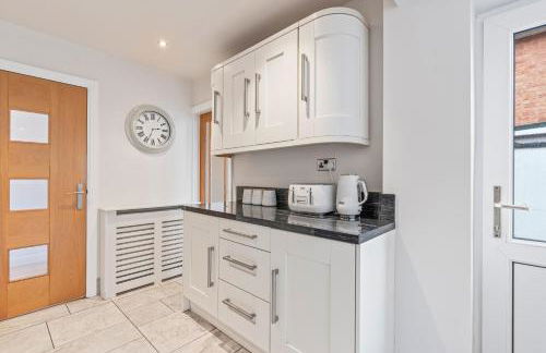 M54 Luxury Escape Sleeps 7- 4 Beds Off M54 - Driveway Parking- RAF Cosford Telford Albrighton Oxley Staffordshire -JLR Wolves Stafford I54 Business Park- 10 Mins to M6- 45 Mins to NEC and BHX Airport Regular & Long Work Stays available - Samina- ARZ Stays - Foto 10