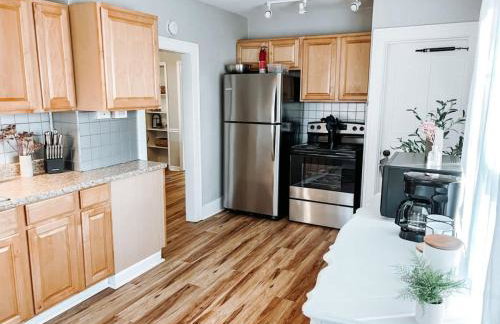 Large 4 Bedroom Home Close to Airport and IX Center - Foto 5