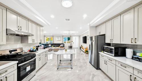 Spacious 6BR Stay with Parking and Near DTLA - Foto 4