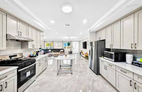 Spacious 6BR Stay with Parking and Near DTLA - Foto 4