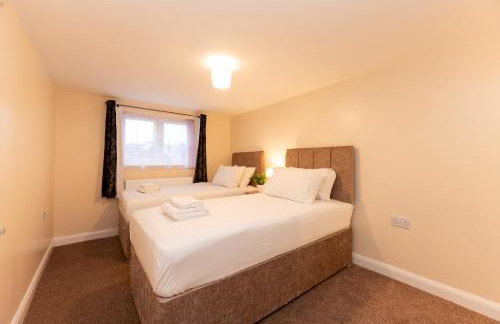 Spacious 4BR Home Walk to Station Parking - Pass the Keys - Foto 28