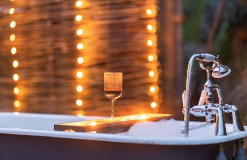 Luxury Glamping Cabin with Outdoor Bath on Cornish Meadow - Photo 9